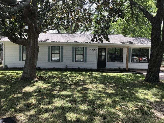 Building Photo - 906 Old Angleton Rd