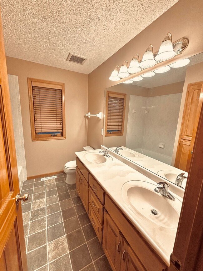 Building Photo - Huge 5 bed home located in Maple Grove!