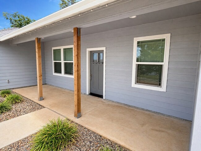 Building Photo - 3BR Home w/ 2-Car Garage, Tall ceilings & Upgraded Chef's Kitchen
