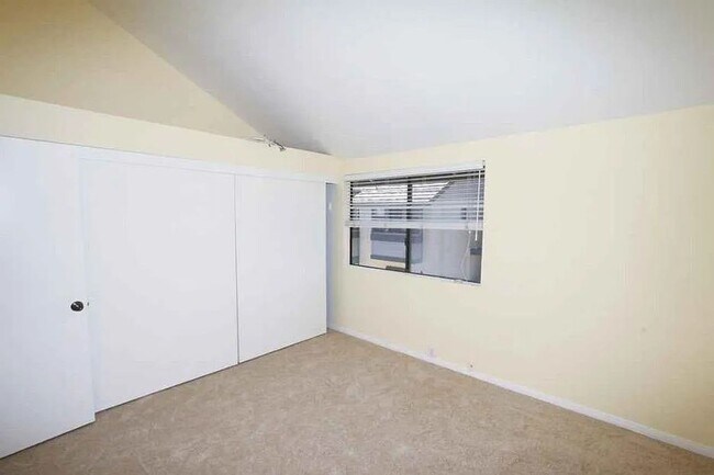 Building Photo - Spacious 2 Bedroom 2-1/2 Bathroom Townhome...
