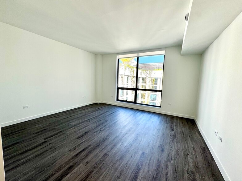 Building Photo - 355 NW 19th Ln