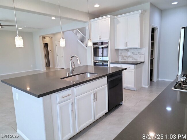 Building Photo - 905 Claystone Ridge Ave