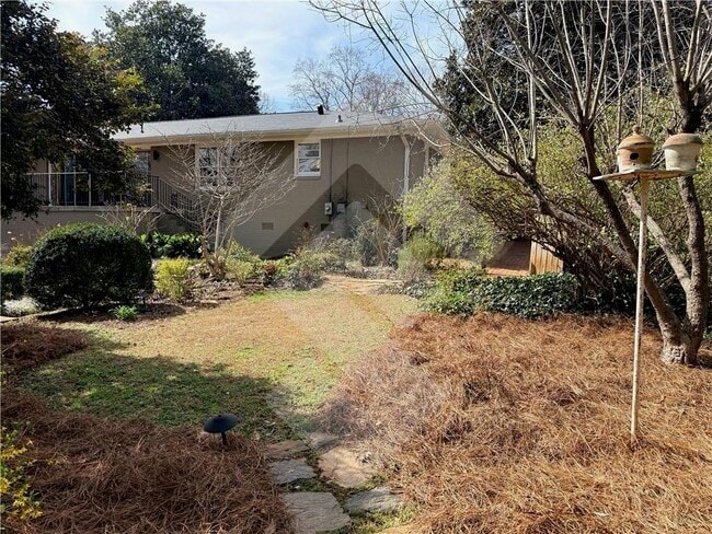 Building Photo - 140 Spring Dr