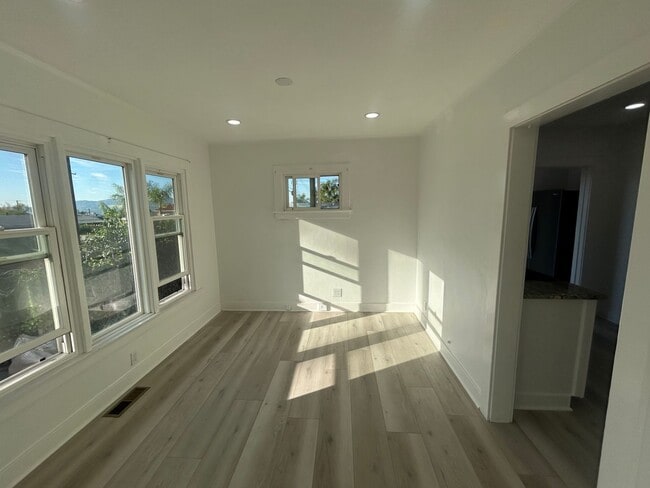 Building Photo - 2 Bedroom & 1 Bathroom