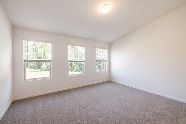 Building Photo - 2 Bedroom Townhome in Lowell