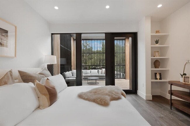 Building Photo - 2407 W 10th St