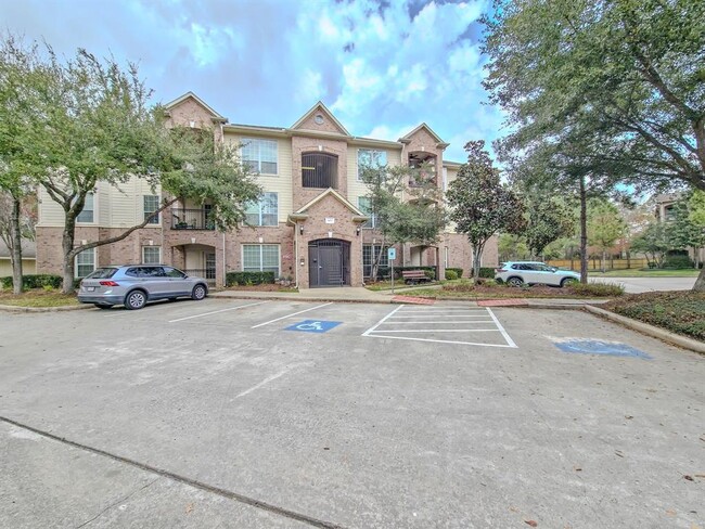 Building Photo - 6607 Lake Woodlands Dr