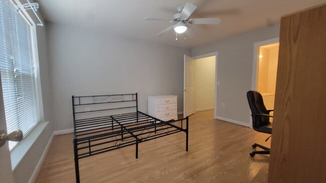 Building Photo - Fantastic three-bedroom three, three-bathroom condo! It is a perfect location for graduate studen...