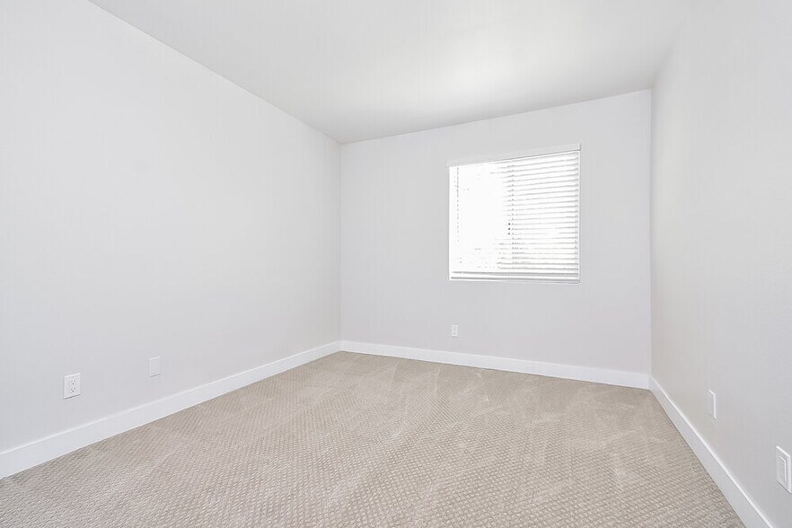 Building Photo - 5151 Souvenir Ln