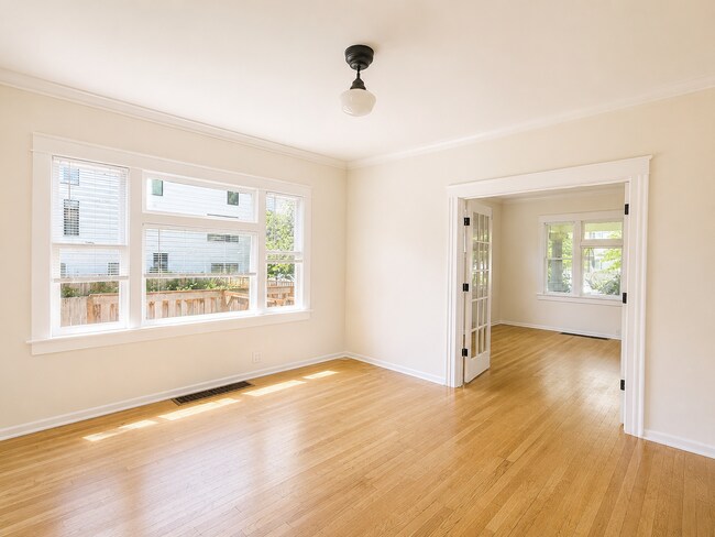 Building Photo - Spacious 5 Bedroom Home in N Portland with Hardwood Floors, Huge Basement & Fenced Yard!
