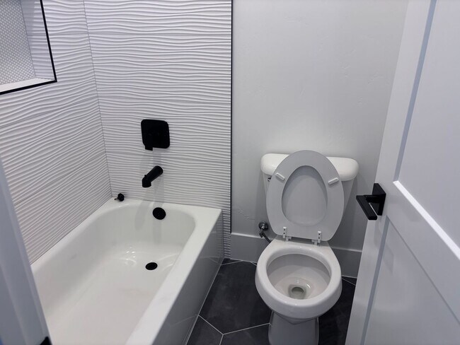 Building Photo - Beautiful 5 Bed 3.5 bath near Sunrise Valley Park In Washington.