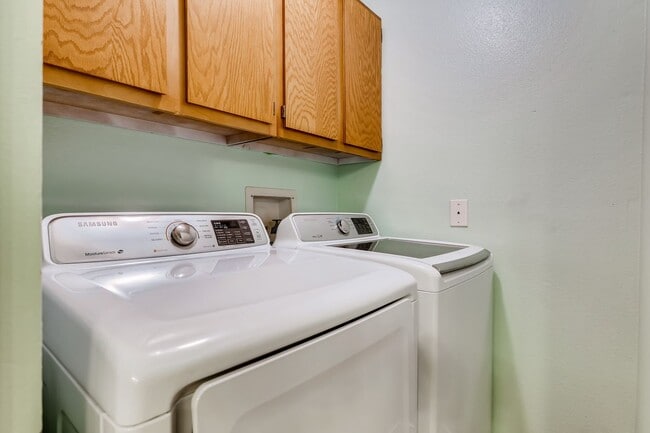 Building Photo - Stunning 2 Bedroom Near Lowry!!!!