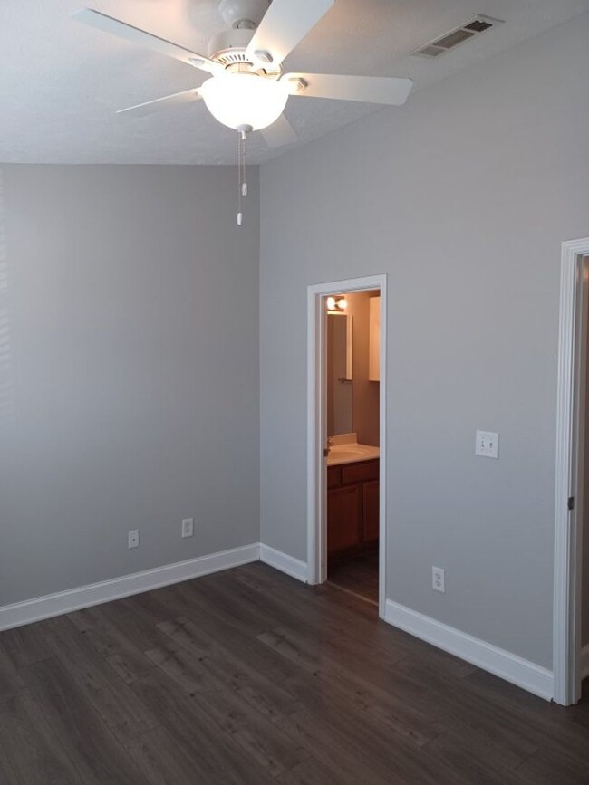 Building Photo - Awesome Location. South Nashville Townhome...