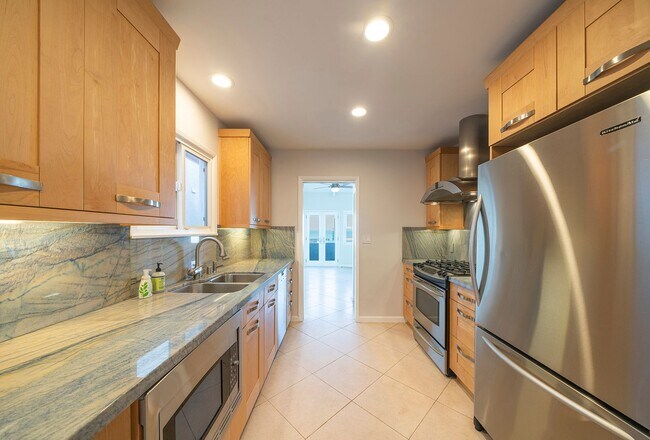 Building Photo - Warm & Inviting Manhattan Beach Rental Home!
