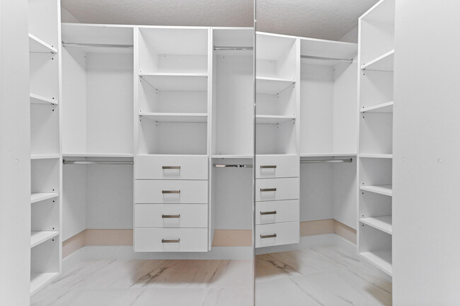 Building Photo - 12454 Crystal Pointe Dr