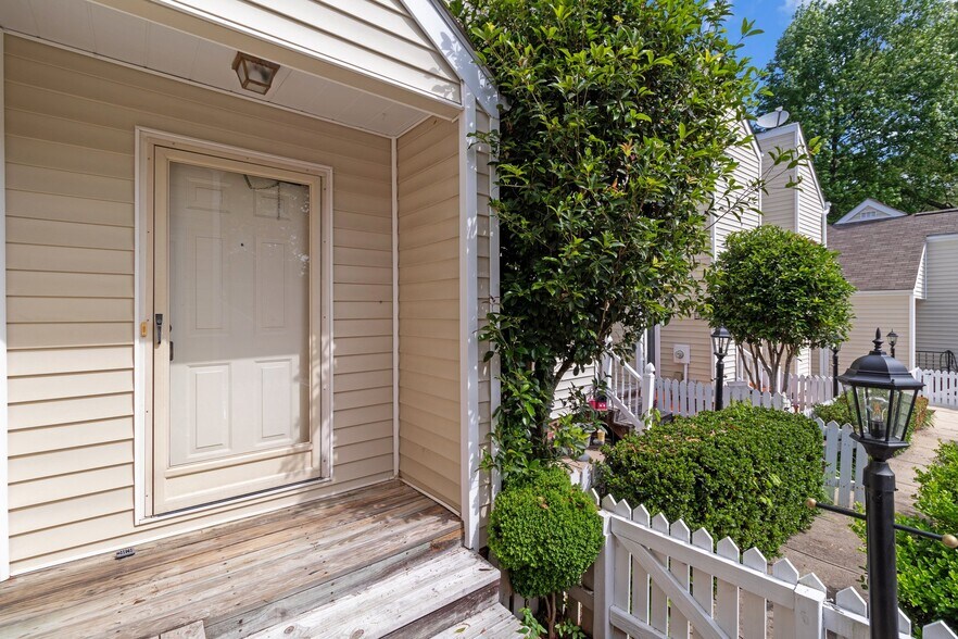 Building Photo - 325 Eastwood Dr