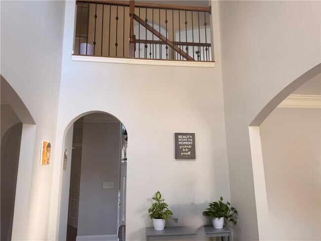 Building Photo - 1880 Manor View