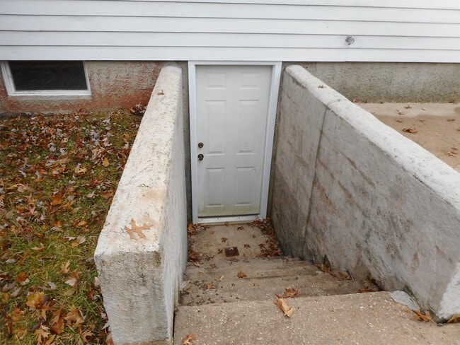 Building Photo - 117 Anderson Ave