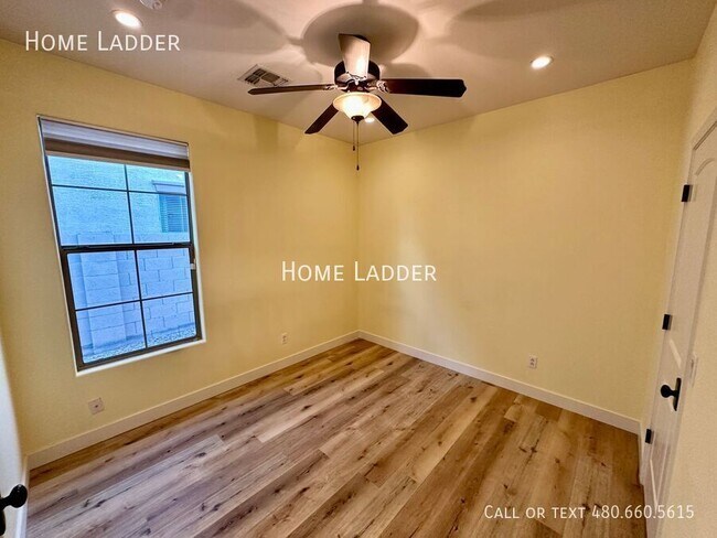 Building Photo - 3064 E Palmdale Ln