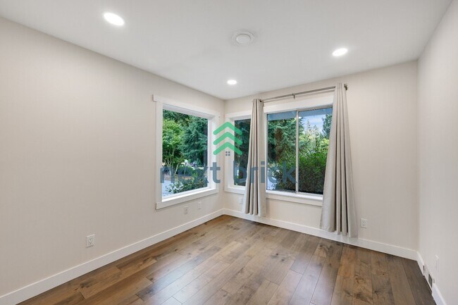 Building Photo - "Charming Bellevue 4-Bed Oasis with 2 Baths - Spacious 1560 Sq Ft Retreat!"