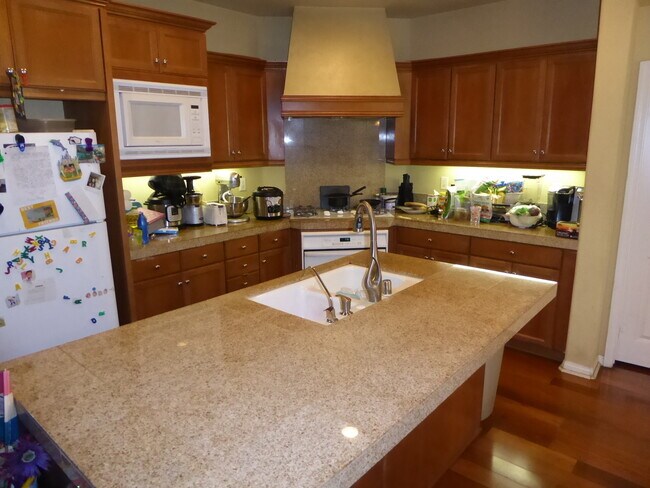 Building Photo - COMING SOON! 4 Bedroom Home in the Canyon Gate Community in Newhall!