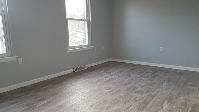Building Photo - Spacious 3 Bedroom, 1 Bath Townhome in Hav...