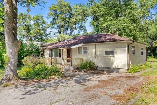 Building Photo - 3 Bedroom Home Available NOW
