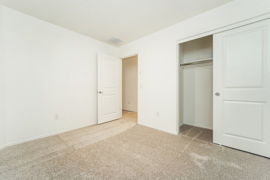 Building Photo - 12835 N Peony Dr