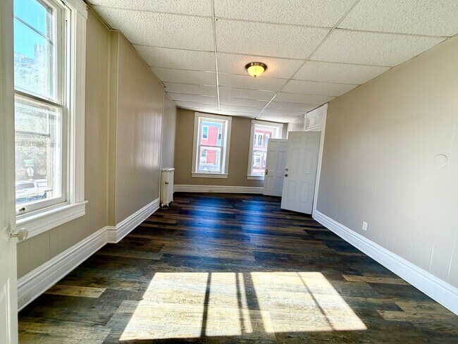 Building Photo - 162 S Potomac St