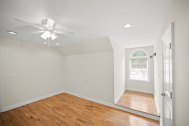 Building Photo - 11750 Village Green Dr