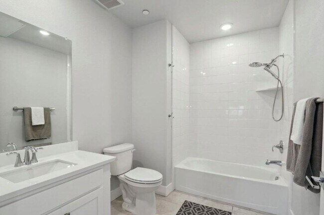 Building Photo - Beautiful 2 bedroom/2.5 bath unit at the Cannery available July 25th