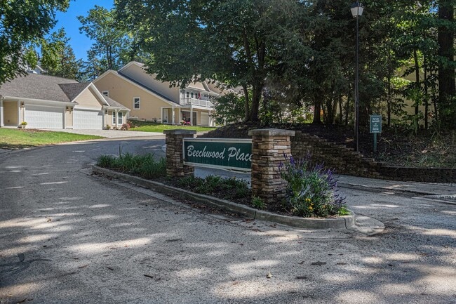 Building Photo - Like New 5 Bedroom - Close to the lake!
