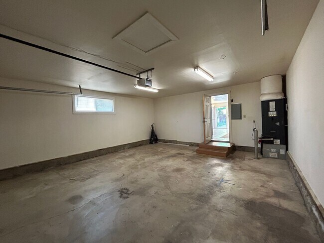 Building Photo - 4 Bedroom / 2 Bathroom Home in SW Redmond