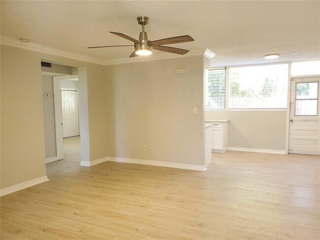 Building Photo - 3075 Los Altos Dr