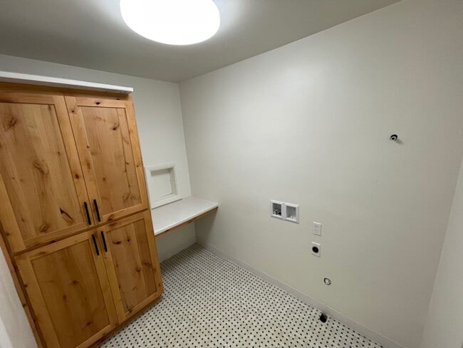 Building Photo - AVAILABLE NOW!!! Spacious 2bd/1ba House w/...