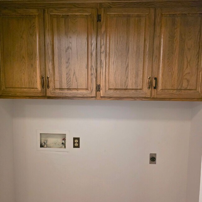 Building Photo - 2 Bed / 2 Bath / 2-Car Garage Duplex in a Great Nixa Neighborhood!