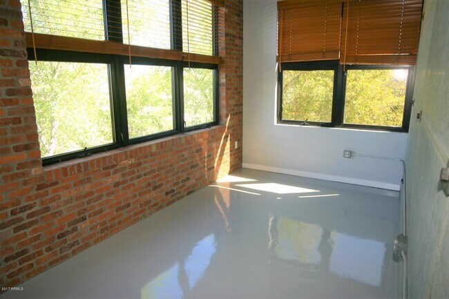 Building Photo - 914 E Osborn Rd