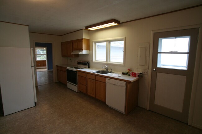 Building Photo - Single Family Home off Frontage Rd!