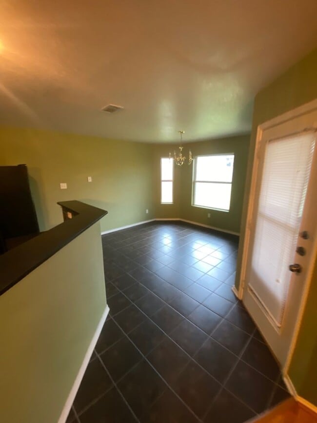 Building Photo - AVAILABLE NOW!