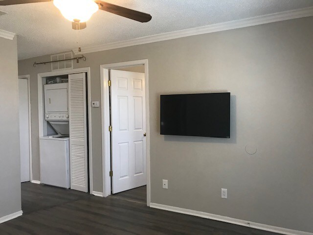 Building Photo - 1624 Aquarena Springs Dr