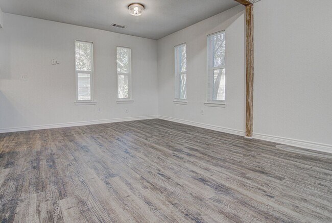 Building Photo - 1807 Briar Hill Dr