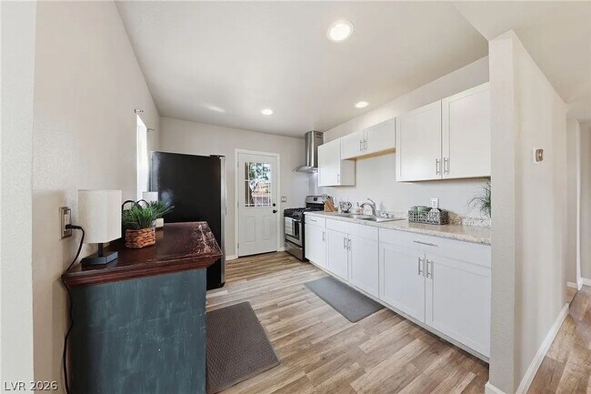 Building Photo - Cute cottage home with huge backyard.