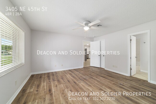 Building Photo - 3405 NE 45th St