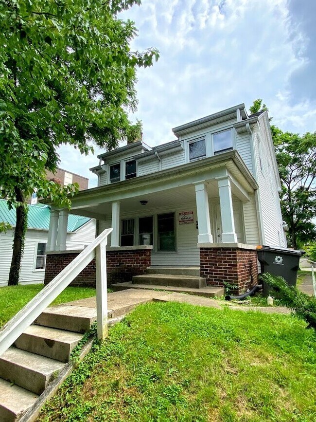 Building Photo - 316 E 7th St