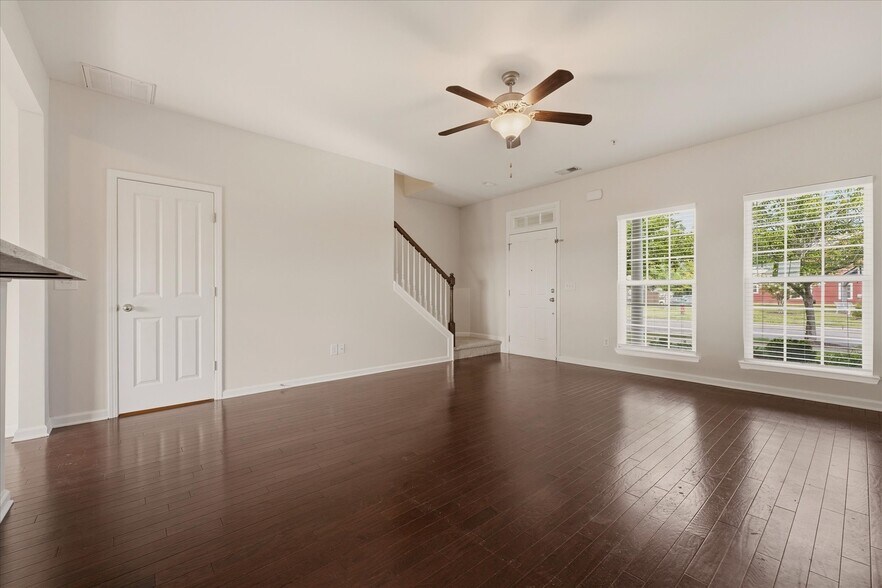Building Photo - 2050 Hemlock Dr