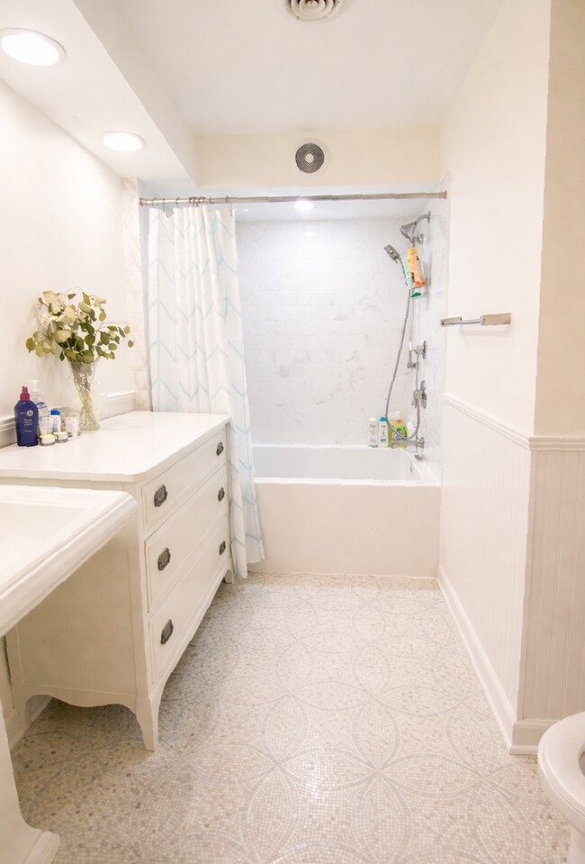 Building Photo - 2412 Clematis St