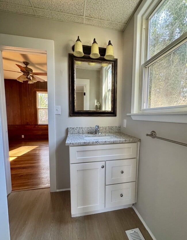 Building Photo - 2 Bedroom Home next to Downtown Perry - Historic Charm!