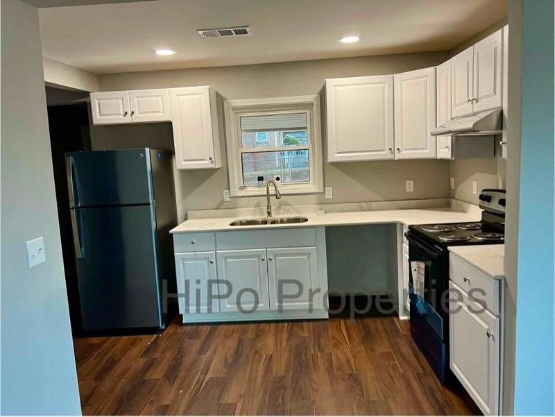 Building Photo - 1747 Center Way S