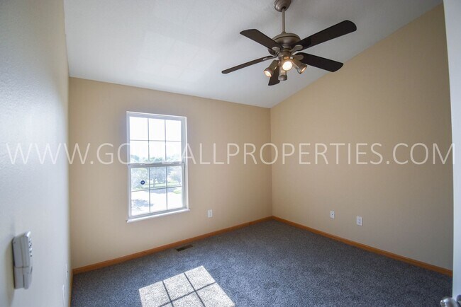 Building Photo - 2 Bedroom 2 Bath Updated Townhome in Ankeny with attached two car garage