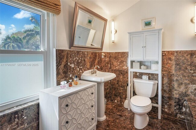 Building Photo - 339 NE 96th St